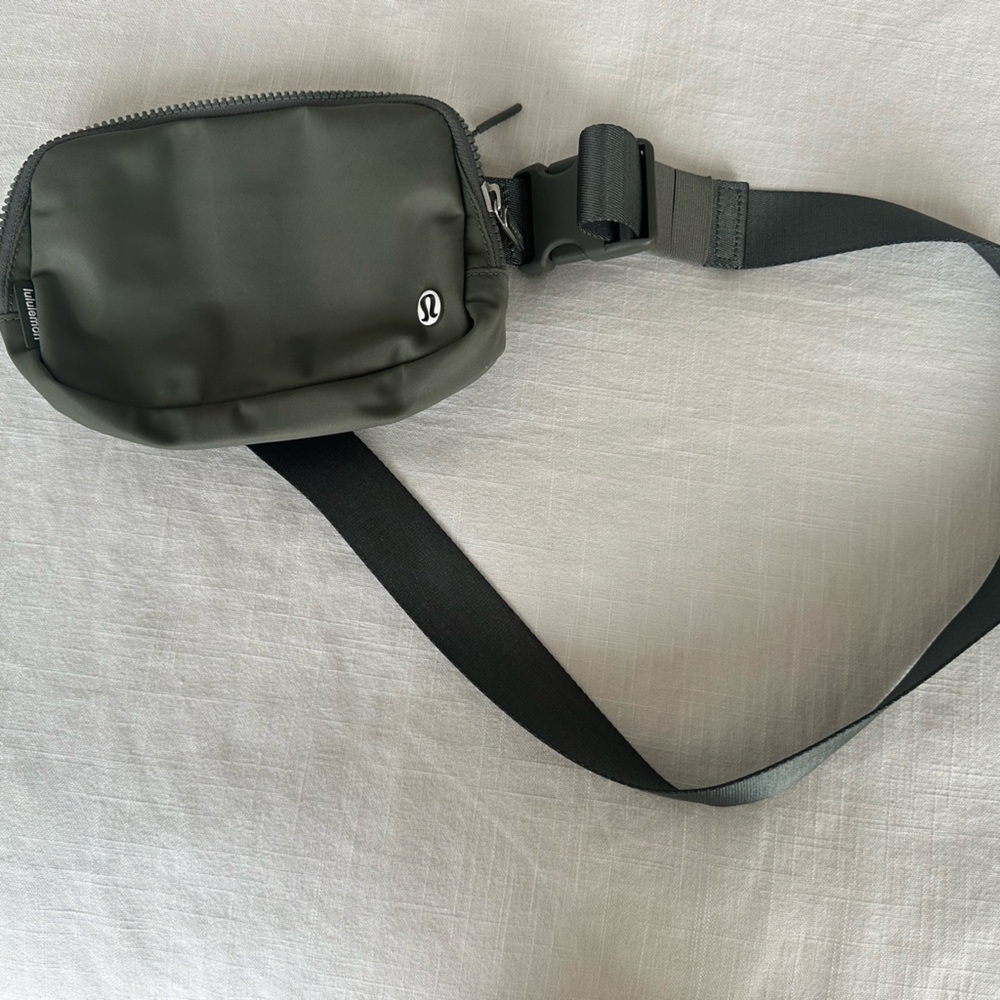 Lululemon Everywhere Belt Bag 1L - Army Green